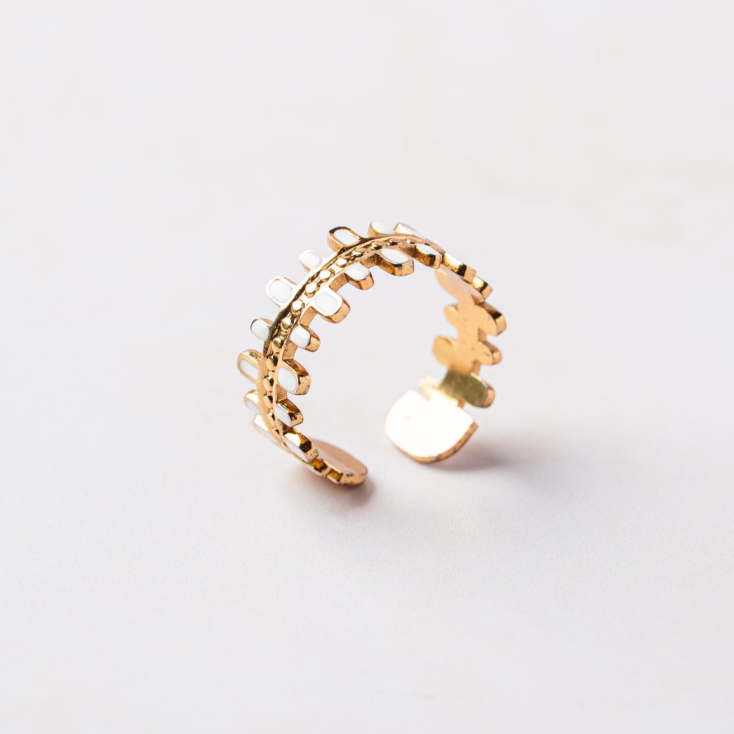 Scalloped Edge Minimal Ring